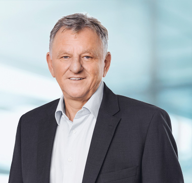Andreas Renschler (photo)